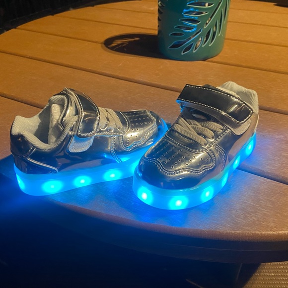 - Kids shoes with Led lights. Rechargeable. Brand new. USB cord included! - Picture 6 of 7
